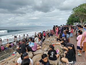 Ribuan Warga Padati Pantai Delod Berawah Saat Ngembak Geni