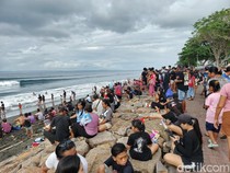 Ribuan Warga Padati Pantai Delod Berawah Saat Ngembak Geni