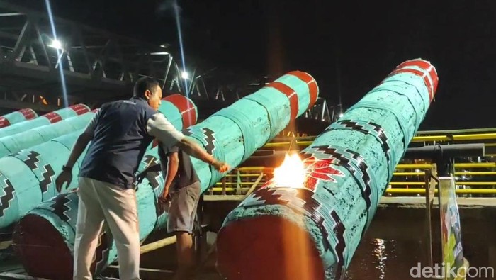 Warga Pontianak mulai mempersiapkan meriam karbit untuk malam takbiran