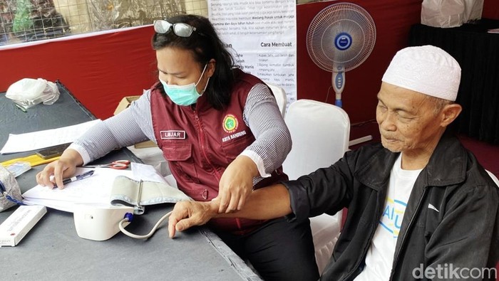 Warga saat diperiksa kesehatannya di Posko PPNI Kota Bandung.