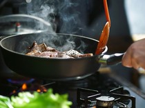 Butuh Panasin Masakan Daging? Begini Caranya Biar Kualitas Nutrisinya Terjaga