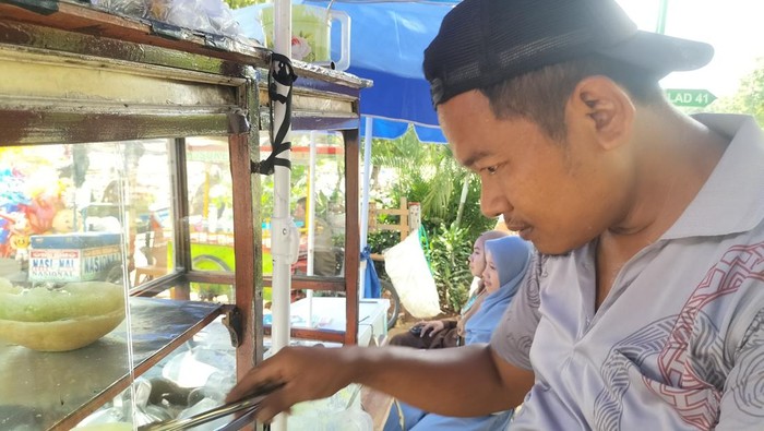 Ahmad memilih berdagang kue Ape di TPU Tanah Kusir karena suasana ramai, dibanding hanya di rumah usai Salat Id, Senin (31/3/2025).