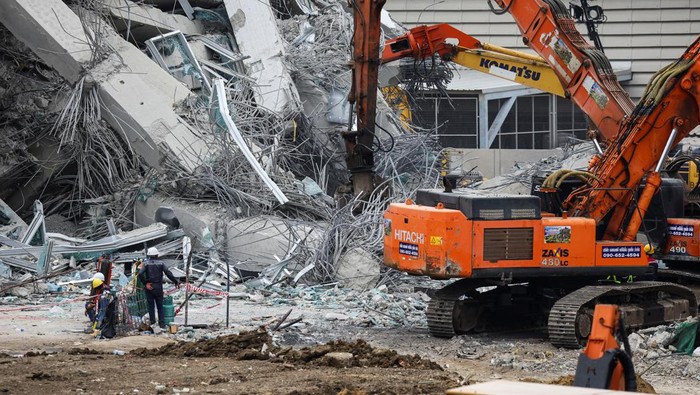 Alat Berat Dikerahkan Cari Korban Gedung Runtuh Akibat Gempa di Bangkok Rescue personnel work at the site of a building that collapsed, following a strong earthquake, in Bangkok, Thailand, March 30, 2025. REUTERS/Athit Perawongmetha