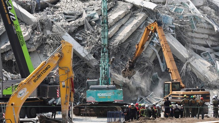 Rescue personnel work at the site of a building that collapsed, following a strong earthquake, in Bangkok, Thailand, March 29, 2025. REUTERS/Chalinee Thirasupa