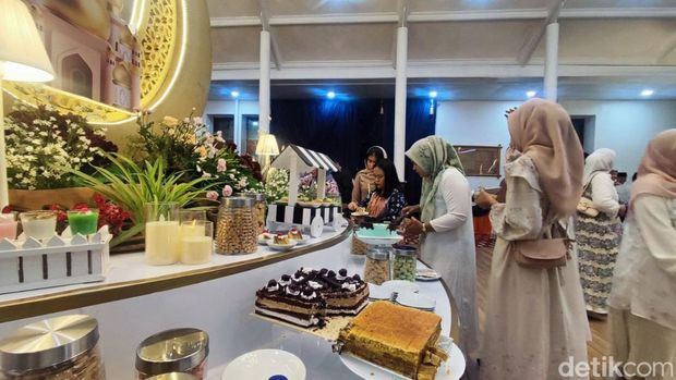 Aneka kue khas Palembang yang disajikan di Griya Agung.