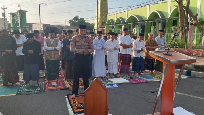 Anggota Samapta Polres Purbalingga yang menghapal 21 juz Al-Quran, Bripda Darell, saat menjadi salat Id di Mapolres Purbalingga, Senin (31/3/2025).