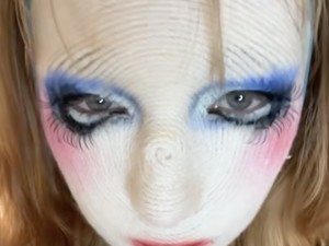 Tren Makeup Aneh: Riasan Benang Rajut yang Menghantui