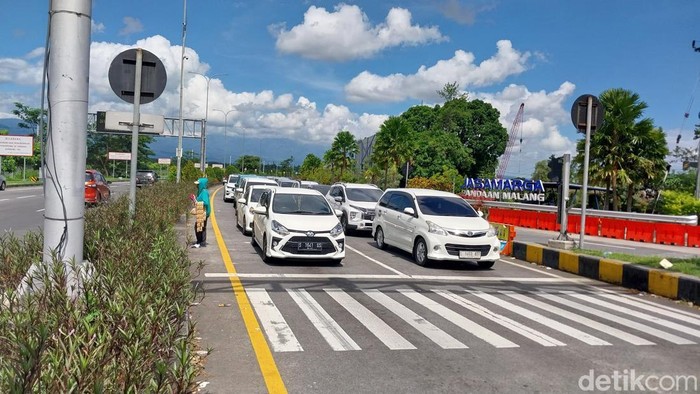 Arus Lalin dari Gate Tol Singosari Malang Ramai Lancar saat Lebaran hari pertama