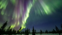 Aurora yang kuat biasa terjadi di wilayah kutub sekitar ekuinoks, tetapi fotografer lokal mengatakan tampilan ini sangat jelas dan intens.  
