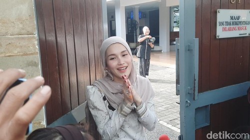 Ayu Ting Ting saat ditemui di rumahnya.