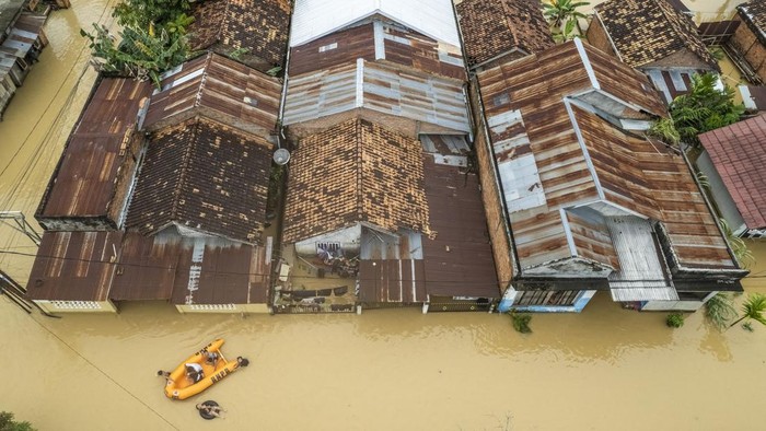 Banjir saat Idul Fitri di Jambi Warga menerobos banjir yang merendam jalan kawasan permukiman di Kenali Besar, Jambi, Senin (31/3/2025). Ratusan rumah di daerah itu kembali terendam banjir akibat hujan deras selama dua jam lebih pada Senin pagi atau saat perayaan Idul Fitri 1446 Hijriah, sejumlah warga memilih bertahan di rumah meski ketinggian air di beberapa titik mencapai satu meter lebih. ANTARA FOTO/Wahdi Septiawan/foc.