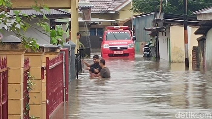 Banjir yang terjadi di Kota Jambi di hari pertama Lebaran.
