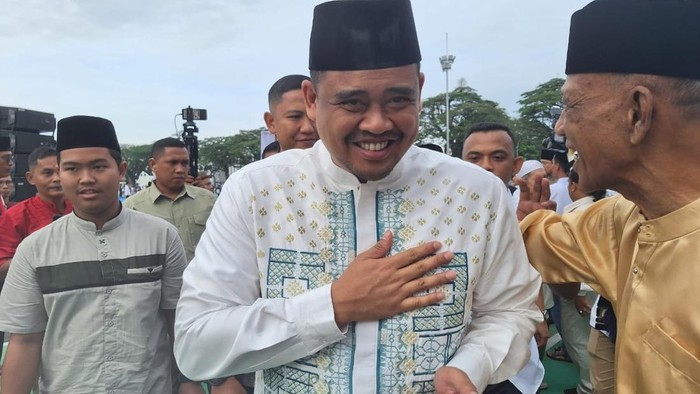 Gubernur Bobby Nasution bersalaman dengan warga usai melaksanakan salad id di Lapangan Merdeka Medan.