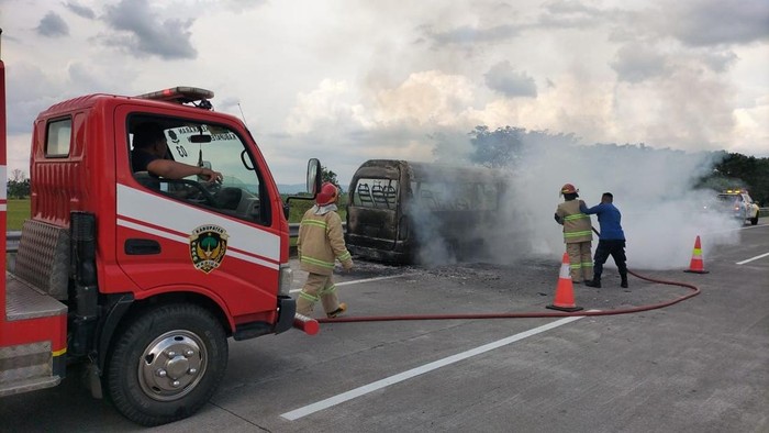 Damkar Memadamkan Api dari Mobil Yang Terbakar di KM 613 RuasTol Ngawi Arah Surabaya