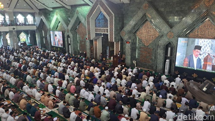 Dosen Fakultas Kedokteran Universitas Hasanuddin Prof dr A Husni Tanra, PhD bertindak sebagai khatib pelaksanaan salat Idul Fitri 1446 H di Masjid Al Markaz Al Islami Makassar.