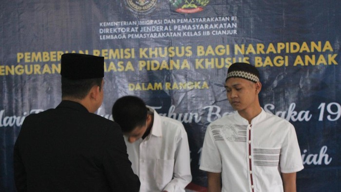 dua napi terima surat remisi dan kebebasan di hari idul fitri