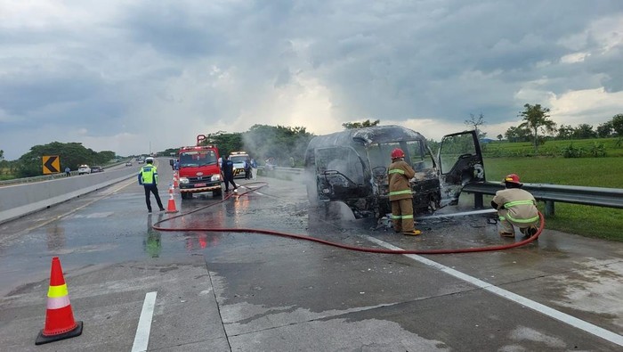 Elf yang Terbakar di Tol Ngawi Kertosono Pemudik Asal Pacitan