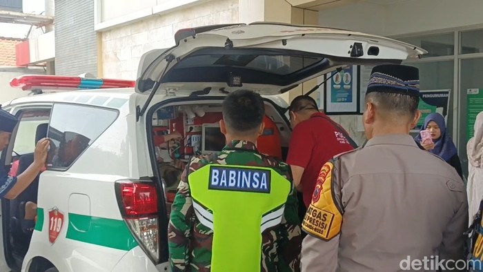 Evakuasi korban beringin tumbang di Pemalang, Senin (31/3/2025). Evakuasi korban beringin tumbang di Pemalang, Senin (31/3/2025).