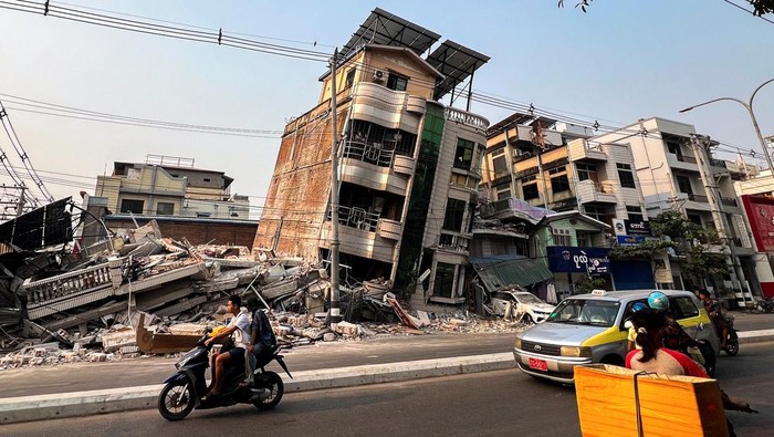 Foto-foto Kehancuran di Myanmar yang Diguncang Gempa Dahsyat A general view of a building that collapsed, in the aftermath of a strong earthquake, in Mandalay, Myanmar, March 30, 2025. REUTERS/Stringer