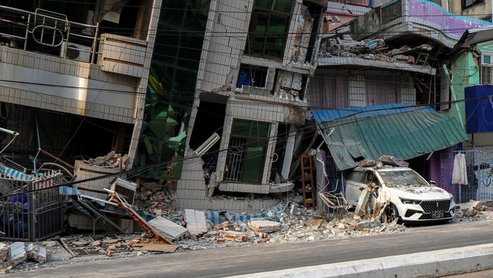 A general view of a building that collapsed, in the aftermath of a strong earthquake, in Mandalay, Myanmar, March 30, 2025. REUTERS/Stringer