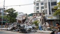 Kehancuran meluas di Mandalay, dengan banyak bangunan runtuh ke tanah. 
