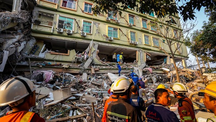 A general view of a building that collapsed, in the aftermath of a strong earthquake, in Mandalay, Myanmar, March 30, 2025. REUTERS/Stringer