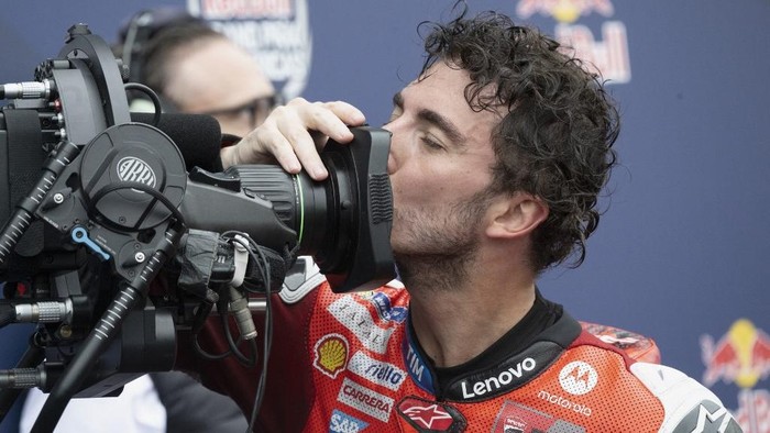 AUSTIN, TEXAS - MARCH 30: Francesco Bagnaia of Italy and Ducati Lenovo Team kiss the camera and celebrates under the podium during the MotoGP race during the MotoGP Of USA - Race on March 30, 2025 in Austin, Texas.   Mirco Lazzari gp/Getty Images/AFP (Photo by Mirco Lazzari gp / GETTY IMAGES NORTH AMERICA / Getty Images via AFP)