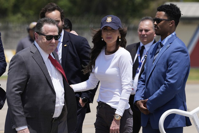 Dalam kunjungan resminya ke El Salvador baru-baru ini, Kristi Noem sempat menyambangi penjara khusus para tahanan kasus terorisme. Fasilitas yang dikenal dengan nama Cecot itu menjadi lokasi pilihan kabinet Trump untuk memenjarakan para imigran gelap dari Venezuela yang dideportasi dari AS. (Foto: AP Photo/Alex Brandon)