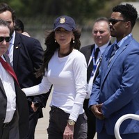 Dalam kunjungan resminya ke El Salvador baru-baru ini, Kristi Noem sempat menyambangi penjara khusus para tahanan kasus terorisme. Fasilitas yang dikenal dengan nama Cecot itu menjadi lokasi pilihan kabinet Trump untuk memenjarakan para imigran gelap dari Venezuela yang dideportasi dari AS. (Foto: AP Photo/Alex Brandon)