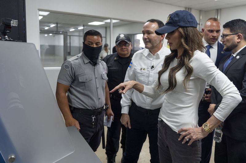 Gaya Menteri Keamanan AS Kristi Noem Minister of Justice and Public Security HΓ©ctor Villatoro, right, accompanies Homeland Security Secretary Kristi Noem, second from right, during a tour of the Terrorist Confinement Center in Tecoluca, El Salvador, Wednesday, March 26, 2025. (AP Photo/Alex Brandon)