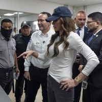 Foto-foto yang memperlihatkan jam tangan mewah tersebut menciptakan gelombang kritik di media sosial, dengan banyak yang mempertanyakan apakah aksesori semewah itu pantas dikenakan dalam situasi yang begitu suram. Dia datang hanya untuk memamerkan jam tangan mewahnya, tulis seorang pengguna X. (Foto: AP Photo/Alex Brandon)