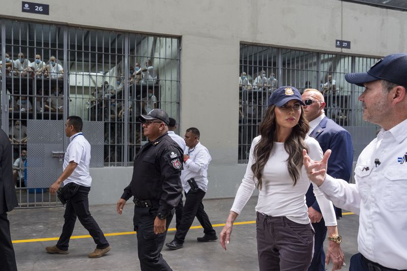 Gaya Menteri Keamanan AS Kristi Noem Minister of Justice and Public Security HΓ©ctor Villatoro, right, accompanies Homeland Security Secretary Kristi Noem, second from right, during a tour of the Terrorist Confinement Center in Tecoluca, El Salvador, Wednesday, March 26, 2025. (AP Photo/Alex Brandon)