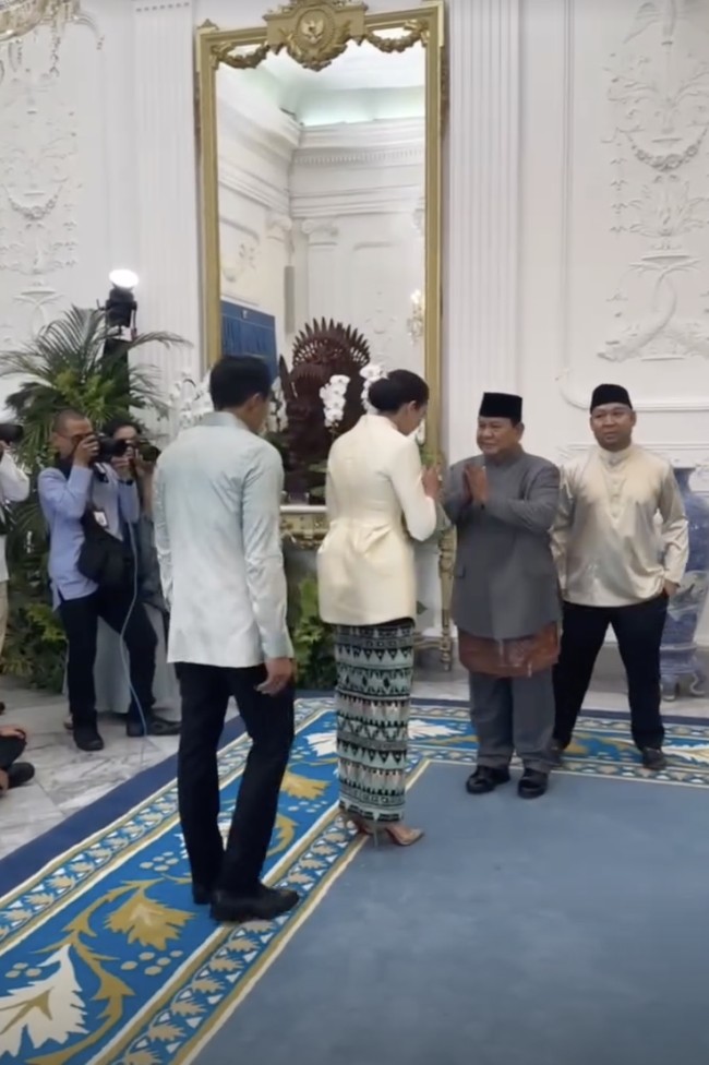 Menteri Widi hadir bersama suaminya, Wisnu Wardhana. Mereka langsung mengucapkan selamat Idul Fitri kepada Prabowo dan putranya, Didit Hediprasetyo. (Foto: Instagram/@widi.wardhana)