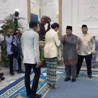 Menteri Widi hadir bersama suaminya, Wisnu Wardhana. Mereka langsung mengucapkan selamat Idul Fitri kepada Prabowo dan putranya, Didit Hediprasetyo. (Foto: Instagram/@widi.wardhana)