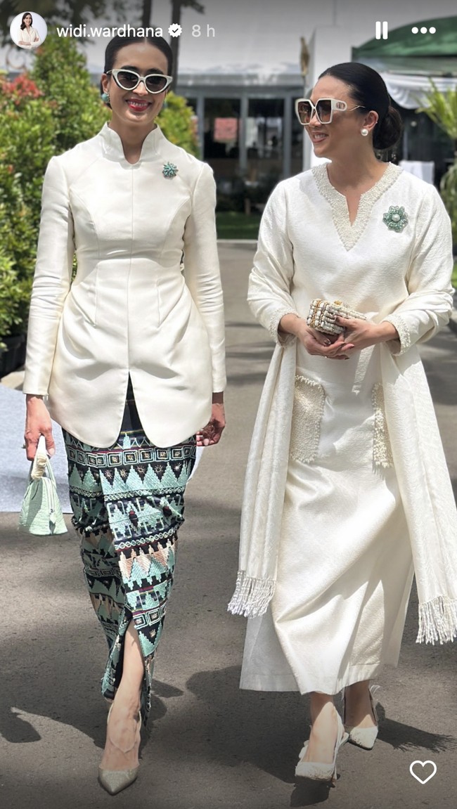 Sebagai sentuhan akhir, ia memadukannya dengan pointy heels dan kacamata putih bergaya cat-eye ketika berada di luar ruangan. (Foto: Instagram/@widi.wardhana)