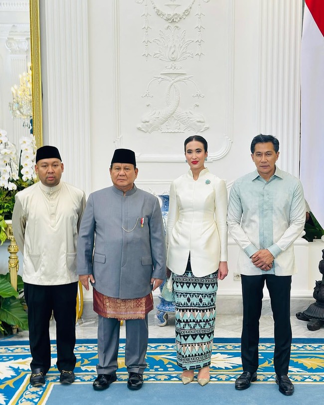 Di hari pertama Idul Fitri, Menteri Pariwisata tersebut mengunjungi open house Presiden Prabowo di Istana dengan bergaya tradisional.Foto: Instagram/@widi.wardhana