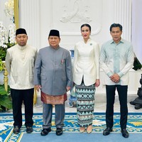Di hari pertama Idul Fitri, Menteri Pariwisata tersebut mengunjungi open house Presiden Prabowo di Istana dengan bergaya tradisional.Foto: Instagram/@widi.wardhana