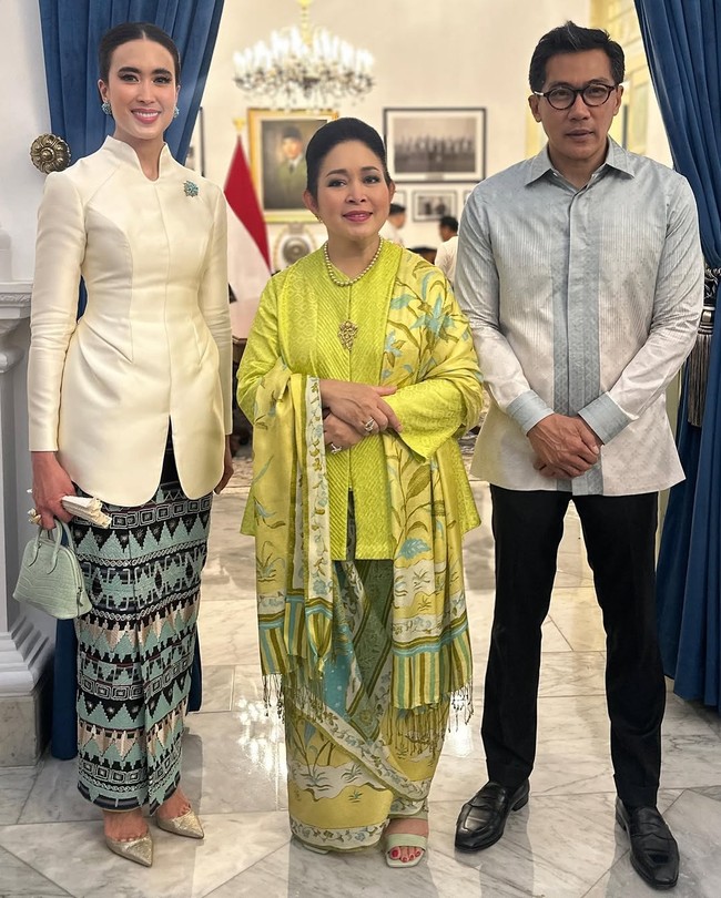 Widi Wardhana mengenakan atasan bersiluet kebaya dengan kerah tinggi warna putih yang elegan. Ia memadukannya dengan kain tenun bernuansa biru, serasi dengan mini bag Hermes yang ditentengnya.Foto: Instagram/@widi.wardhana