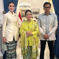 Widi Wardhana mengenakan atasan bersiluet kebaya dengan kerah tinggi warna putih yang elegan. Ia memadukannya dengan kain tenun bernuansa biru, serasi dengan mini bag Hermes yang ditentengnya.Foto: Instagram/@widi.wardhana