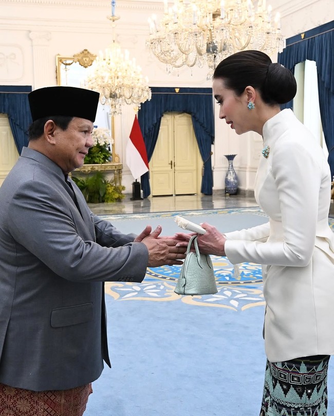 Para menteri Kabinet Merah Putih menghadiri halalbihalal yang digelar Presiden Prabowo di Istana Merdeka, Senin (31/3/2025). Di antaranya, muncul Menteri Pariwisata Widiyanti Putri Wardhana yang datang dengan gaya stylish khasnya. (Foto: Instagram/@widi.wardhana)