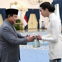 Para menteri Kabinet Merah Putih menghadiri halalbihalal yang digelar Presiden Prabowo di Istana Merdeka, Senin (31/3/2025). Di antaranya, muncul Menteri Pariwisata Widiyanti Putri Wardhana yang datang dengan gaya stylish khasnya. (Foto: Instagram/@widi.wardhana)