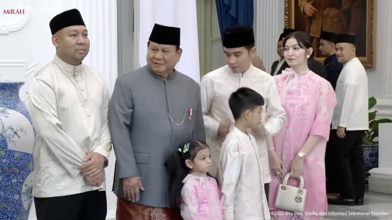 Gaya Selvi Ananda Lebaran di Istana