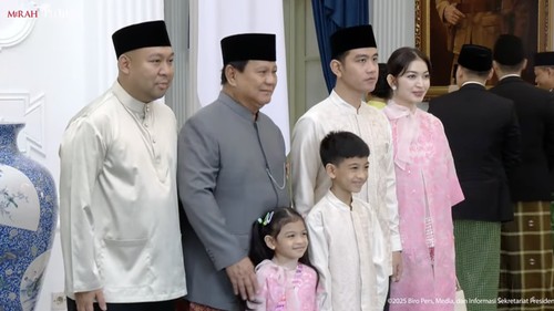 Gaya Selvi Ananda Lebaran di Istana