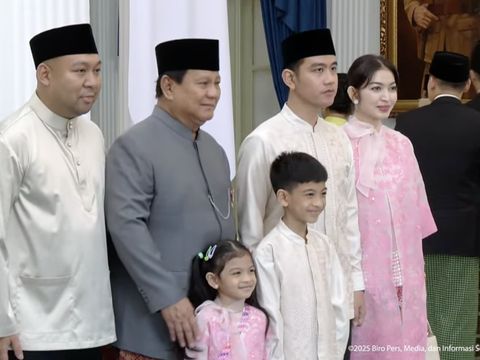 Gaya Selvi Ananda Lebaran di Istana