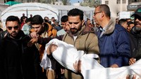 Seorang pelayat membawa jenazah seorang anak Palestina yang tewas dalam serangan Israel di rumah sakit Nasser, di Khan Younis, di Jalur Gaza selatan pada 31 Maret 2025.