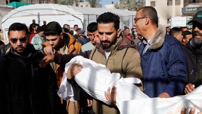 Gaza Berduka di Hari Raya Palestinians mourn medics, who came under Israeli fire while on a rescue mission, after their bodies were recovered, according to the Red Cross, at Nasser hospital in Khan Younis in the southern Gaza Strip March 31, 2025. REUTERS/Hatem Khaled TPX IMAGES OF THE DAY