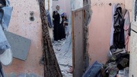 Dilansir Al-Jazeera, Senin (31/3/2025), pasukan Israel telah melakukan serangan sejak dini hari tadi di Jalur Gaza. Serangan ini terus terjadi selama 24 jam dan menjadi serangan mematikan, terutama di Khan Younis, di mana pasukan Israel menyerang sedikitnya tujuh rumah dari keluarga yang berbeda.