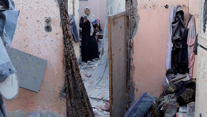 Gaza Berduka di Hari Raya Palestinians mourn medics, who came under Israeli fire while on a rescue mission, after their bodies were recovered, according to the Red Cross, at Nasser hospital in Khan Younis in the southern Gaza Strip March 31, 2025. REUTERS/Hatem Khaled TPX IMAGES OF THE DAY