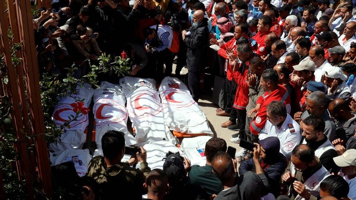 Palestinians mourn medics, who came under Israeli fire while on a rescue mission, after their bodies were recovered, according to the Red Cross, at Nasser hospital in Khan Younis in the southern Gaza Strip March 31, 2025. REUTERS/Hatem Khaled     TPX IMAGES OF THE DAY