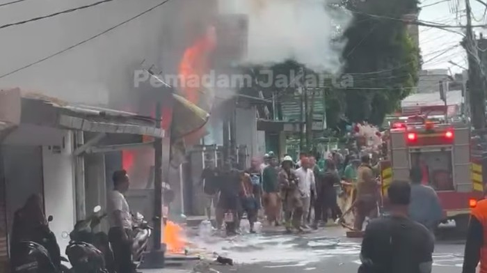 Gerai ayam goreng yang berlokasi di Tebet, Jakarta Selatan (Jaksel) kebakaran. Puluhan personel pemadam kebakaran (damkar) dikerahkan untuk memadamkan api. (dok Damkar Jakarta)